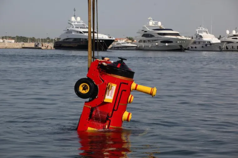 Turistički vlakić završio šest metara pod morem