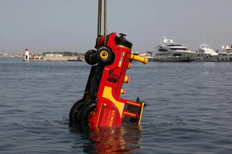 Turistički vlakić završio šest metara pod morem