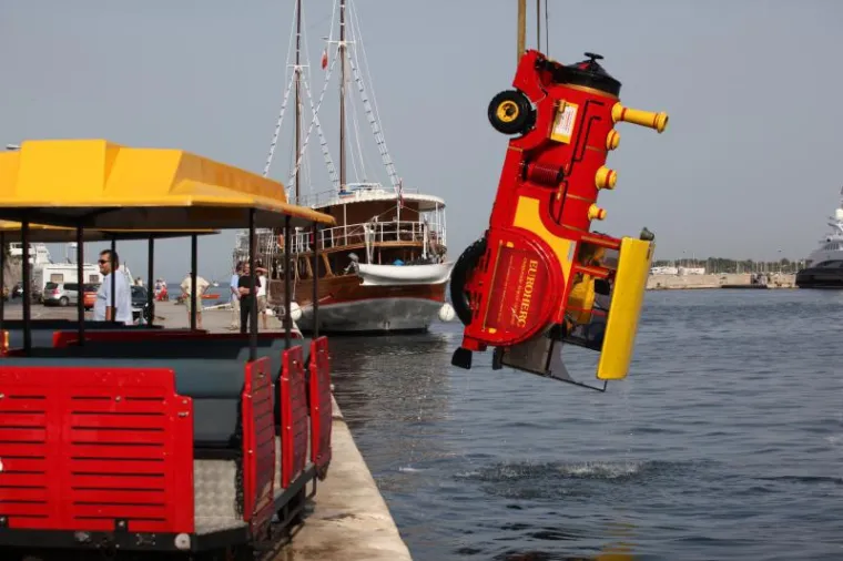 Turistički vlakić završio šest metara pod morem