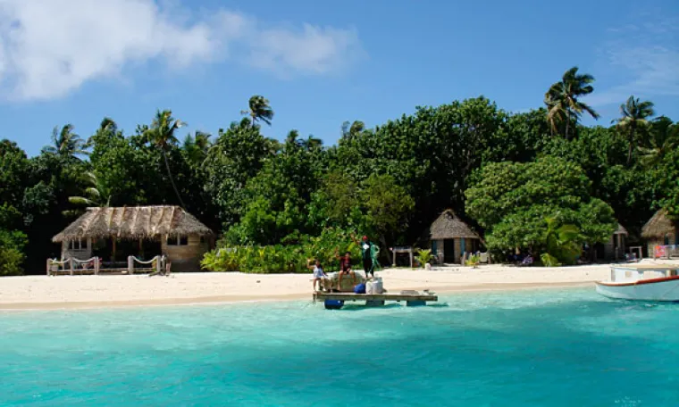 Najam: Ovisno o sezoni, od 16,800 dolara tjedno za cijeli otok, ili 300 dolara noćenje u bungalovu. Kapacitet: Cijena najma je za dvije osobe u bungalovu, a maksimalno 16 osoba može iznajmiti cijeli otok. Povr&scaron;ina: 100 m2.