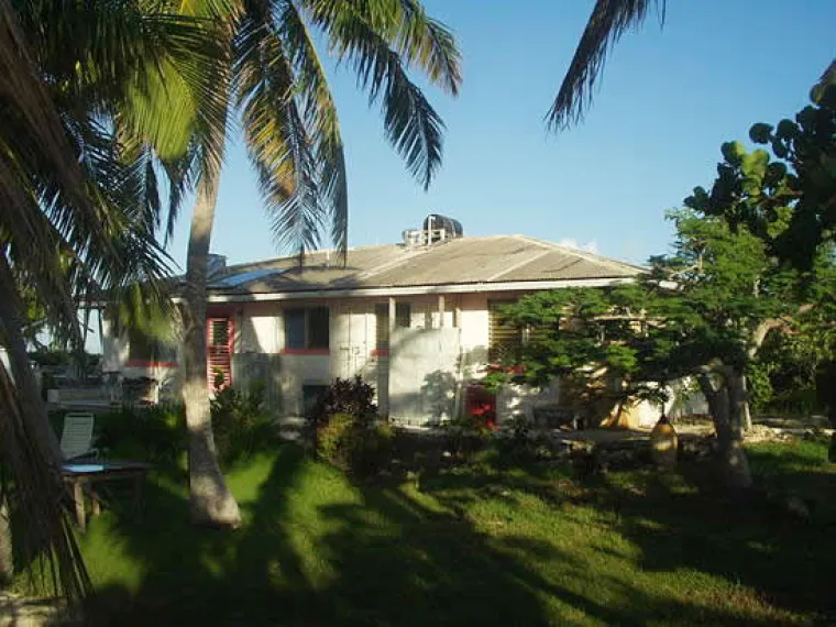 Najam: 1,975 dolara tjedno.
Kapacitet: Cijena najma je za dvije osobe, a maksimalno 6 osoba može iznajmiti cijeli otok.
Povr&scaron;ina: 36 m2.