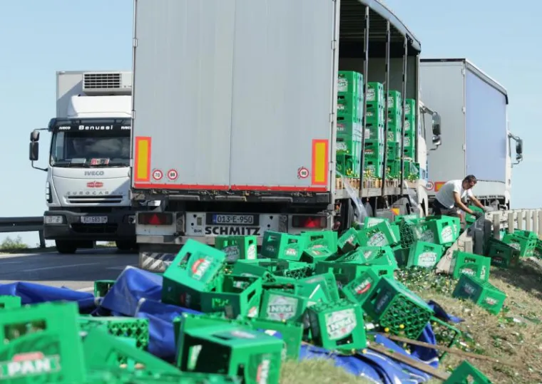 Prevrnuo se kamion pun Radlera