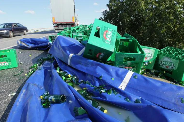 Prevrnuo se kamion pun Radlera