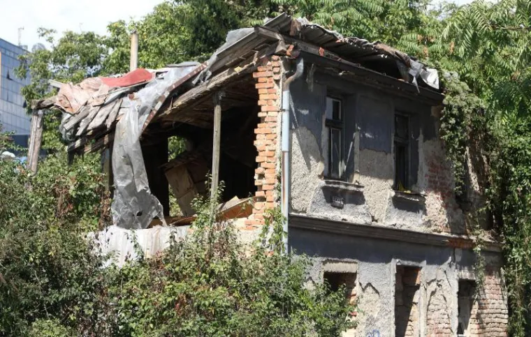 Napu&scaron;tena kuća rasturila Peugeot