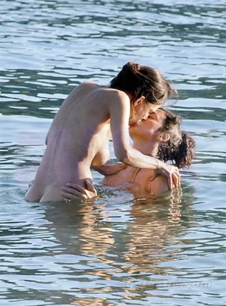 Seksi glumica gola uživala s djevojkom na plaži