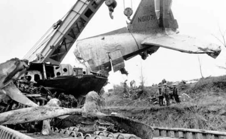 Trener Bobby Watson i 14 njegovih ko&scaron;arka&scaron;a sa sveučili&scaron;ta Evansville poginuli su 13. prosinca 1977. u padu aviona u američkoj saveznoj državi Indiana.