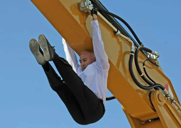 Ples malenog čovjeka i robusnog bagera