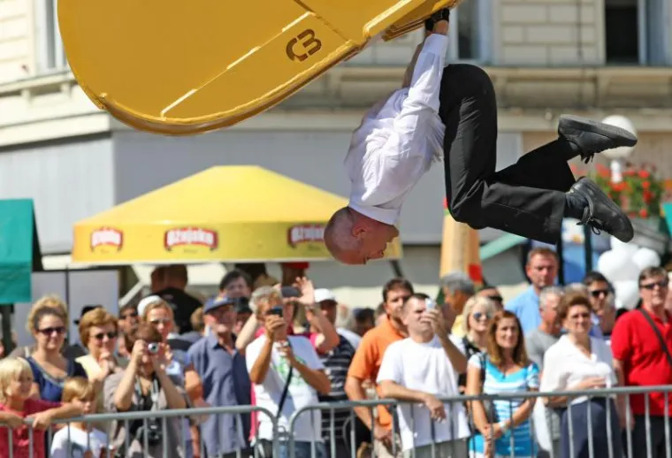 Ples malenog čovjeka i robusnog bagera