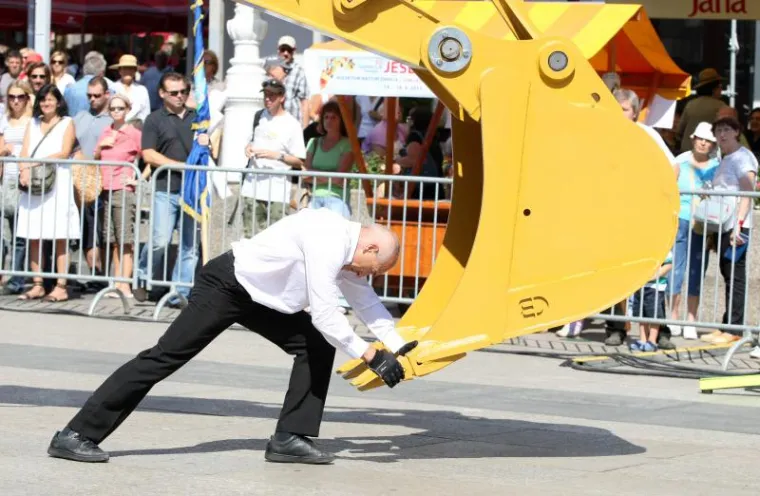 Ples malenog čovjeka i robusnog bagera