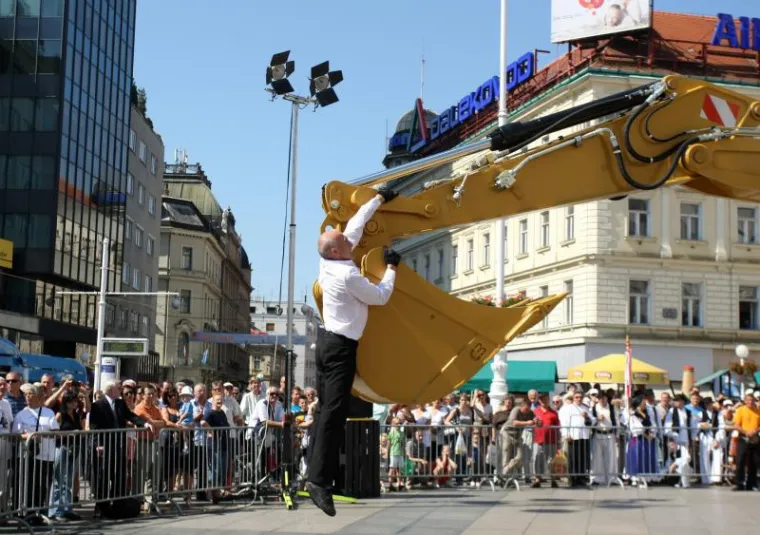 Ples malenog čovjeka i robusnog bagera