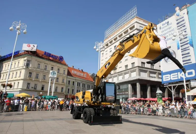 Ples malenog čovjeka i robusnog bagera