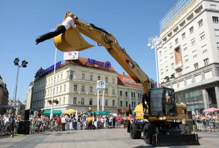 Ples malenog čovjeka i robusnog bagera