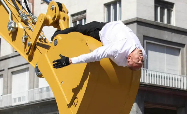 Ples malenog čovjeka i robusnog bagera