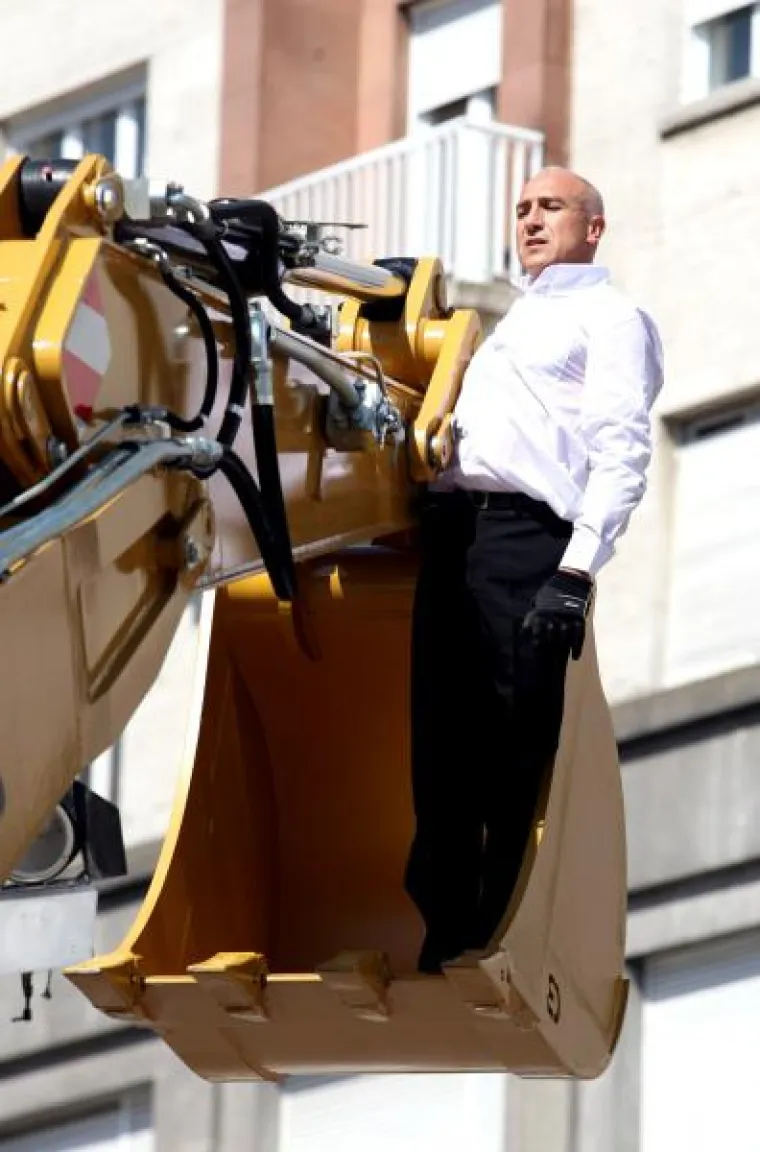 Ples malenog čovjeka i robusnog bagera