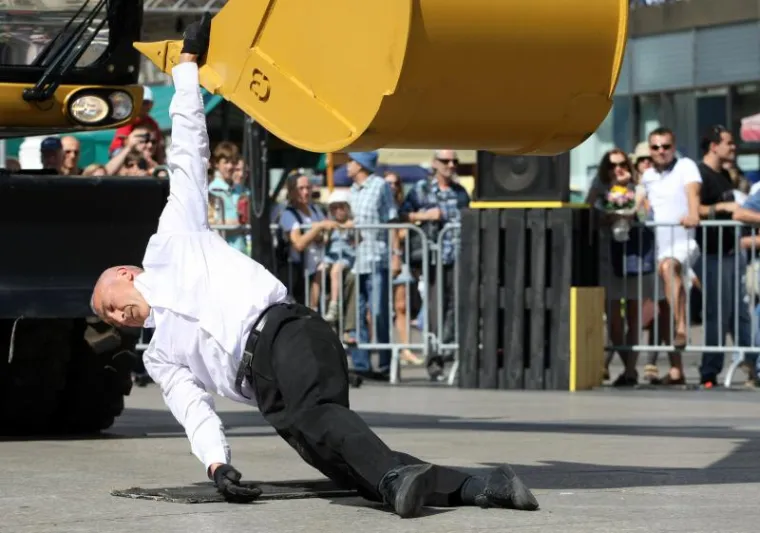 Ples malenog čovjeka i robusnog bagera