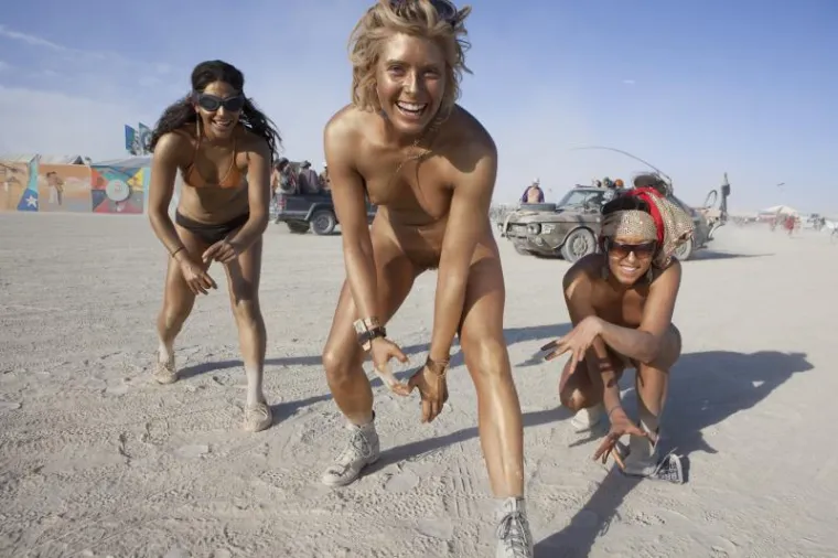 Skidaju se goli u ime hedonizma