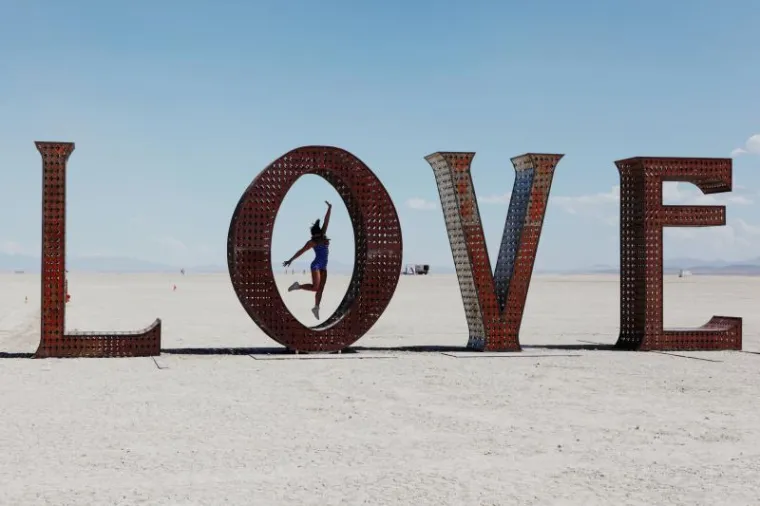 Skidaju se goli u ime hedonizma