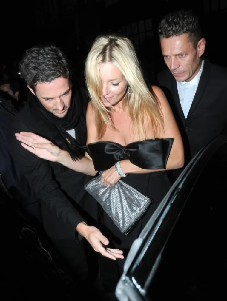 Pijanu Kate Moss nosili do automobila