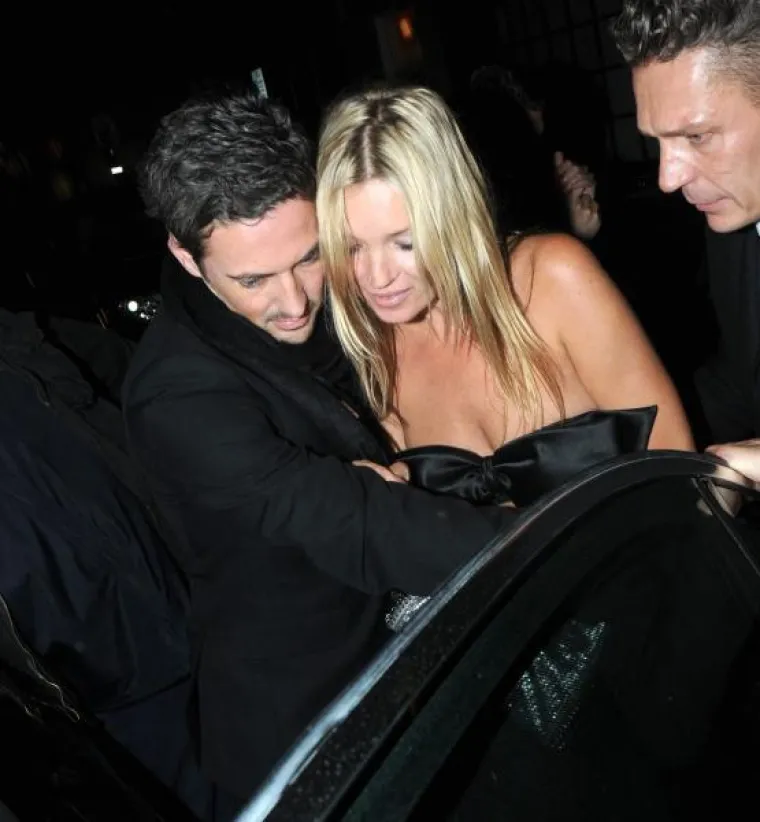 Pijanu Kate Moss nosili do automobila