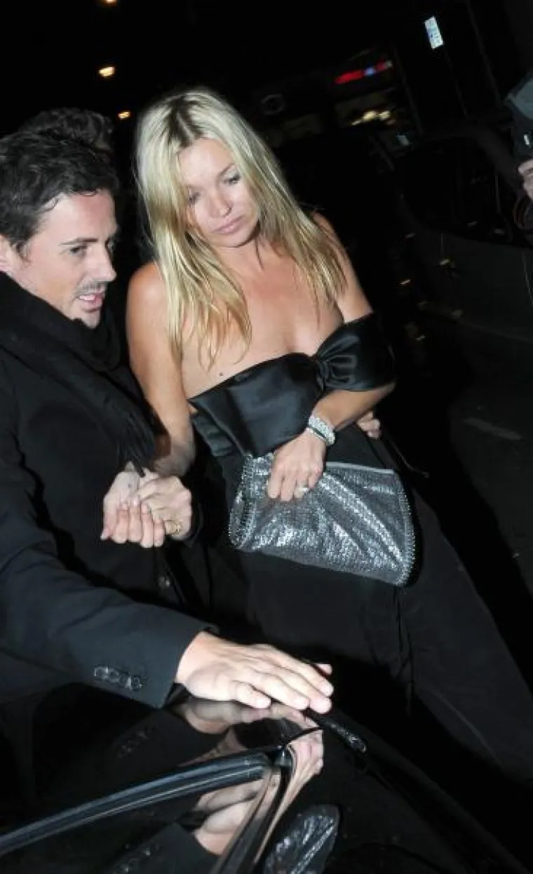 Pijanu Kate Moss nosili do automobila