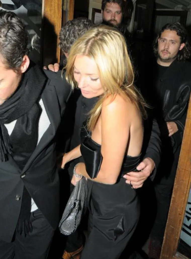 Pijanu Kate Moss nosili do automobila