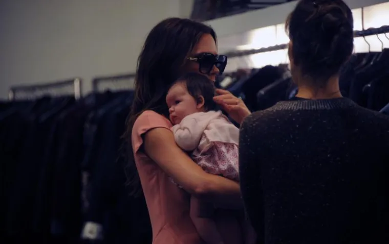 Mala Beckhamova odmalena prati trendove