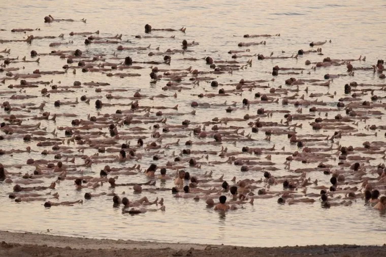 Golaći zaplivali Mrtvim morem