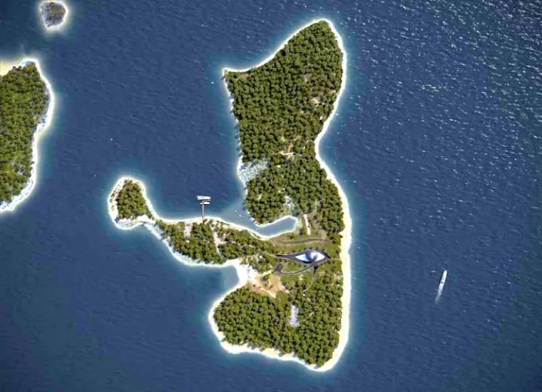 Kuća u obliku oka sa prikladnom okućnicom sagrađena je otoku Sedir, poznatijem kao Kleopatrin otok, u Turskoj.