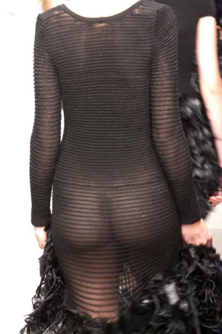 Gola guza postala zvijezda revije