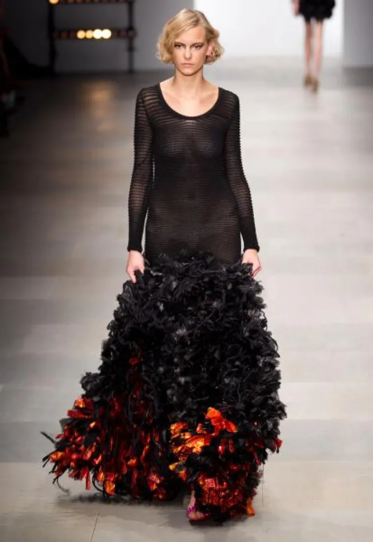 Gola guza postala zvijezda revije