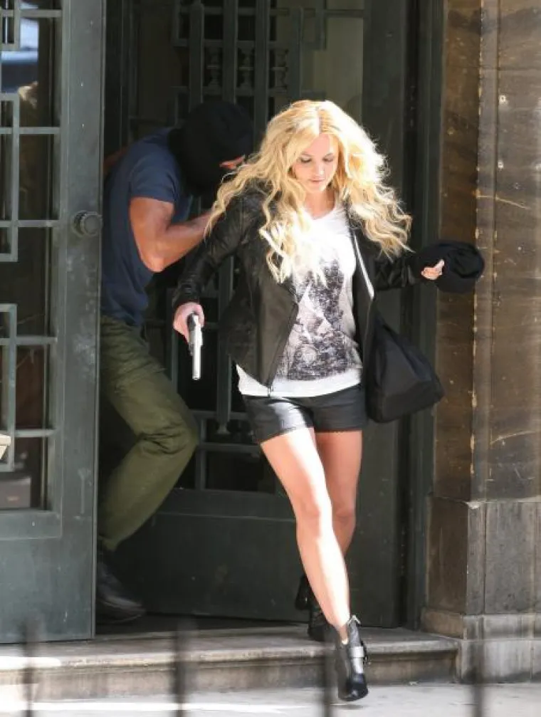 Naoružana Britney bježala po Londonu