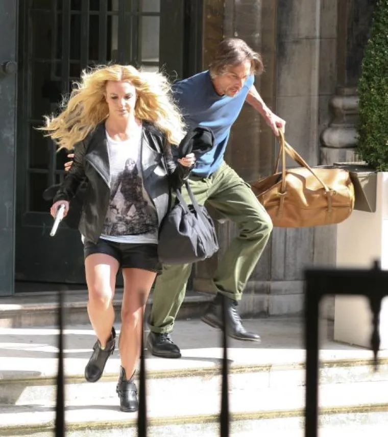 Naoružana Britney bježala po Londonu