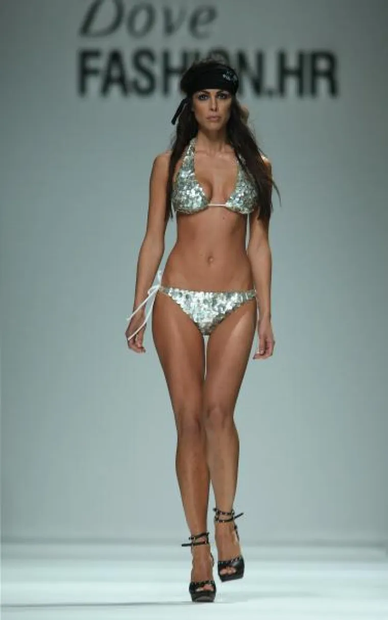 Reviju Martine Felje nosila je i jedna od najljepših hrvatskih manekenki Vedrana Linardić.