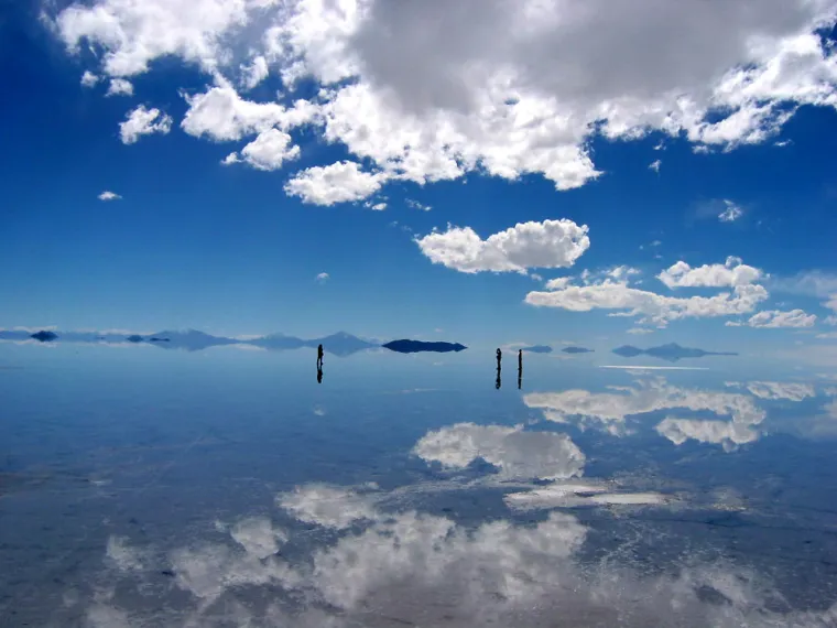 Jezero Salar de Uyuni magično je mjesto koje se nalazi na 3.656 metara nadmorske visine i prostire se na više od četiri tisuće kvadratnih metara. kada je potopljeno vodom, najveće svjetsko slano jezero postaje ogledalo tako da se svakome tko prelazi preko njega čini kao da hoda na oblacima.