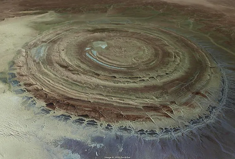 Oko afričke pustinje Sahare naziv je čudesne kružne formacije koju su astronauti na svojim misijama otkrili u središnjoj Mauritaniji, a znanstvenici su prvo mislili da se radi o mjestu koje je pogodio meteorit.