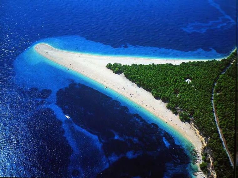 Jedna od naših najljepših plaža svakako jest brački Zlatni rat čija se formacija zbog vjetra i valova stalno mijenja, ali ne brinite, ona neće zbog toga nestati.
