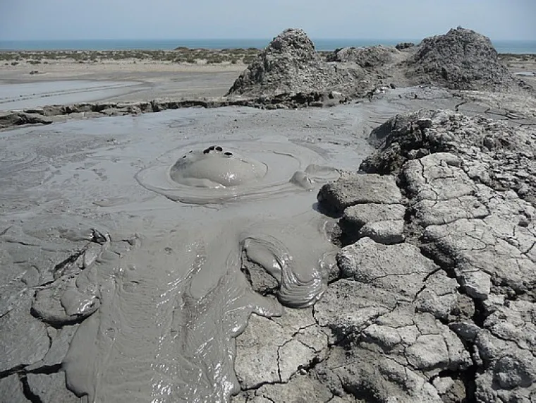 Oko 400 blatnih vulkana, skoro pola takvih na svijetu, pronađeni su na području Azerbajdžana i Kaspijskog mora. Izgledaju spektakularno, ali su opasni jer imaju snagu visoko u zrak ispucati tone i tone blata.