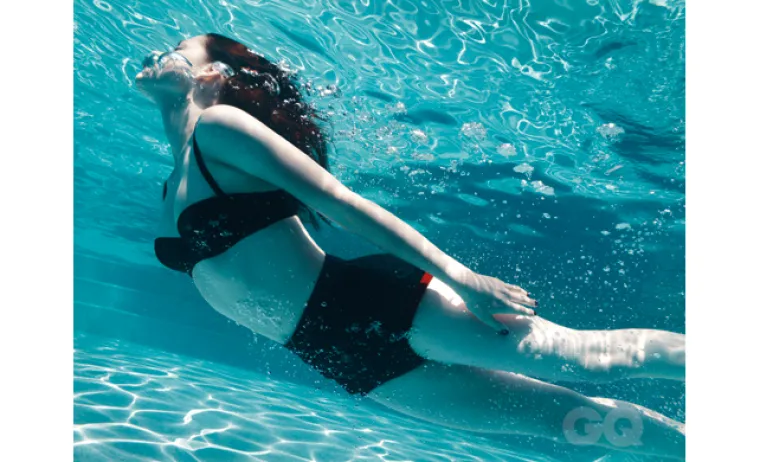 Ženstveno lice mlade vampirice