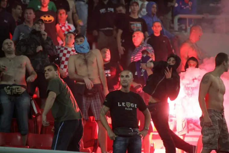 Dvoje djece pretučeno, jedan navijač ostao bez prsta