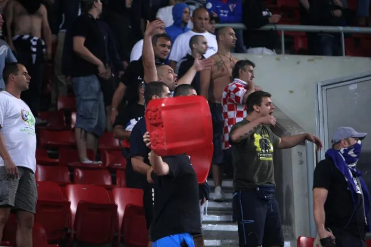 Dvoje djece pretučeno, jedan navijač ostao bez prsta