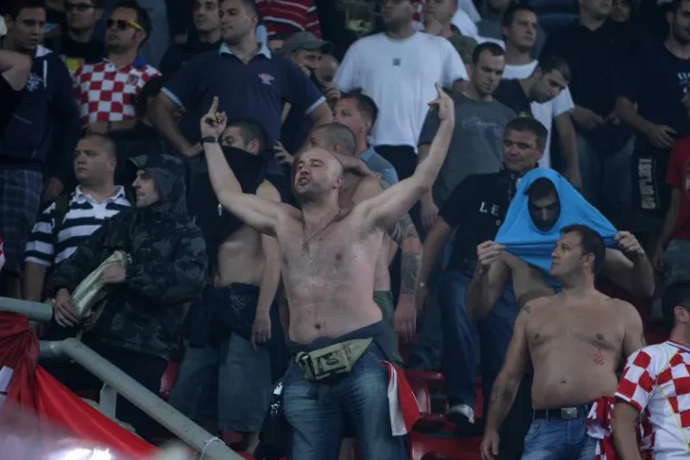 Dvoje djece pretučeno, jedan navijač ostao bez prsta