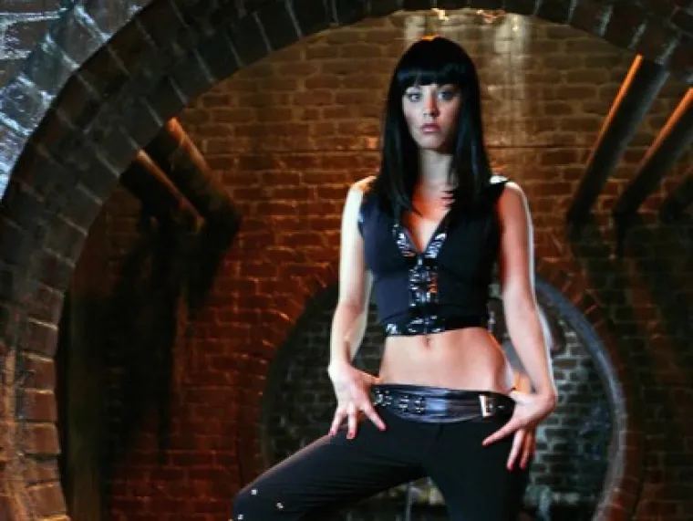 Premda poznata kao fatalna plavu&scaron;a, Kaley odlično izgleda i kao seksi SM crnka