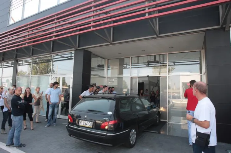 Pobješnjeli Nemeš se autom zaletio u zgradu