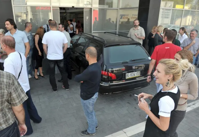 Pobješnjeli Nemeš se autom zaletio u zgradu