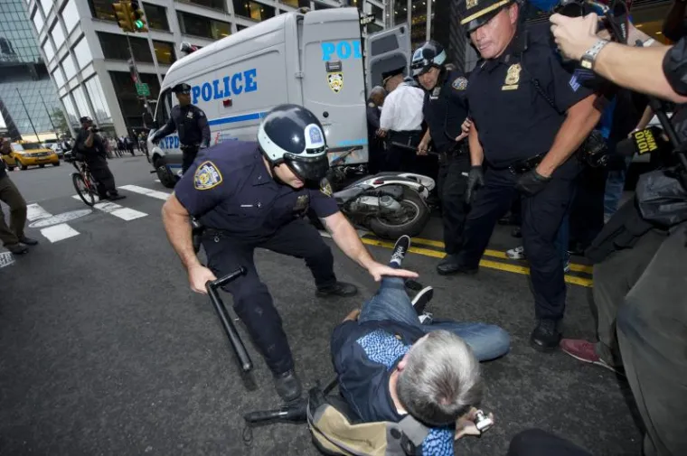 S drugu stranu 'bare', u New Yorku se nekoliko tisuća prosvjednika i turista poku&scaron;alo probiti metalne barikade koje je postavila policija. Pritom ih je policija na konjima zaustavila, a jedna žena je ozlijeđena.