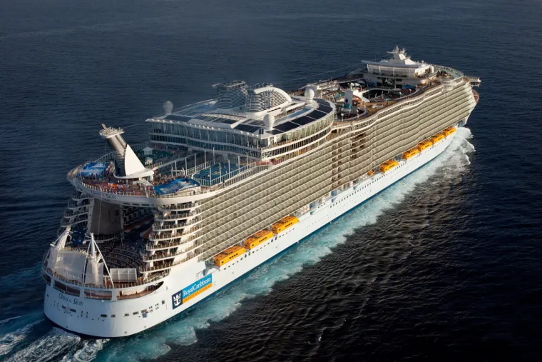 Najveći brod na svijetu, 'Oasis of the Seas', toliko je dug i visok da ne može proći niti kroz Panamski kanal. Njegova ljepota jednostavno ostavlja bez daha. Teži 225,282 tone, dug je 304 metra te prima čak 5 400 osoba.