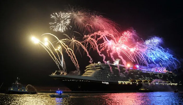 DISNEY DREAM - Mnogi ga nazivaju 'nasretnijim mjestom na vodi'. Svojom veličinom ne konkurira pravom Disneylandu, ali sadržajem svakako da. Zabavi nikada nema kraja, a kako bi i moglo biti uz kinodvoranu, vodeni park i društvo najpoznatijih likova iz crtanih filmova? Teži 130.000 tona, dug je 300 metara, a prima 2.500 osoba.