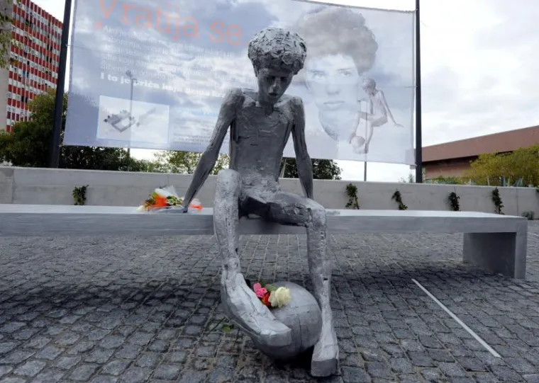 Otkriven spomenik Draženu Petroviću