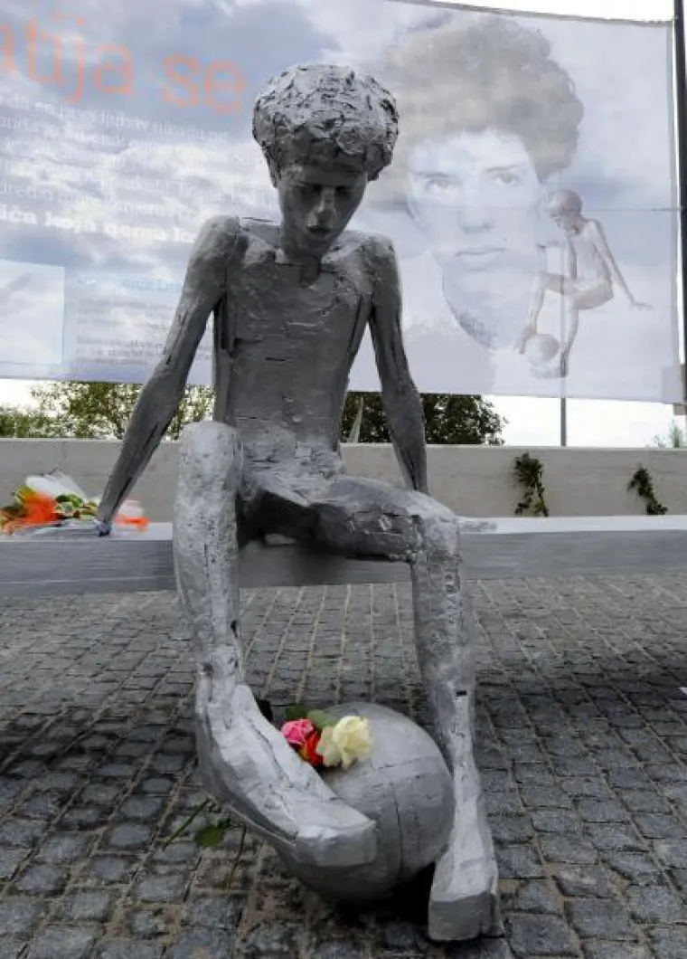 Otkriven spomenik Draženu Petroviću