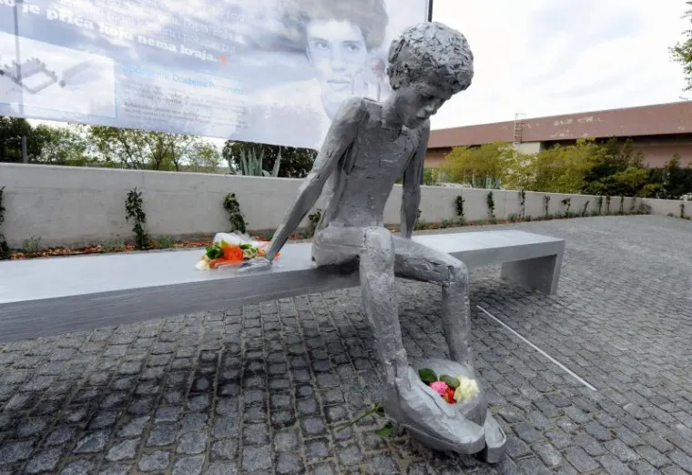 Otkriven spomenik Draženu Petroviću